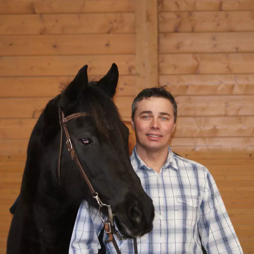 Tierheilpraktiker Norbert Krott mit einem Pferd